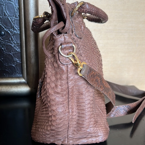 Genuine Python skin bucket bag with a crossbody strap - Picture 5 of 11
